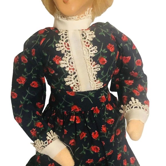Byers Choice Lmtd Caroler Country Blond Woman with Bun Floral Dress Blue Red Chr - Picture 4 of 5